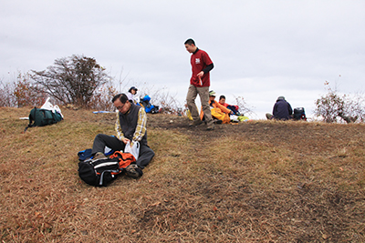 展望の良い西御荷鉾山山頂で昼食休憩中の写真