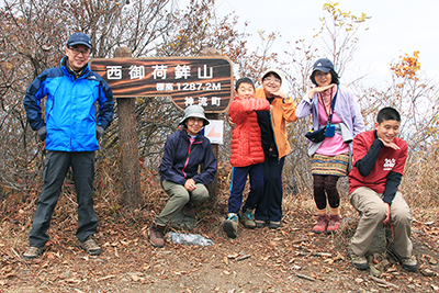 西御荷鉾山山頂での集合写真
