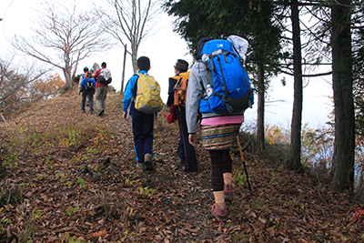 東御荷鉾山の山頂を目の前にして登っている写真