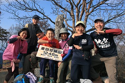東御荷鉾山山頂での集合写真