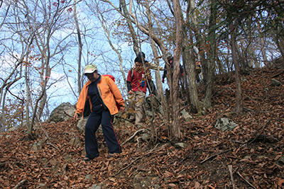 東御荷鉾山山頂から来た道を引き返している写真