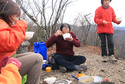 山頂でうどんを食べている写真