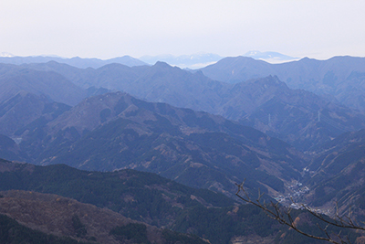 山頂から見た西上州の山々と来た八ヶ岳の写真