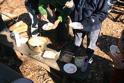 つきたての餅をきなこをまぶしたものとおろしで食べている写真
