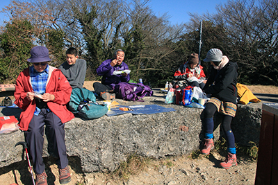 大楠山山頂で昼食中の写真
