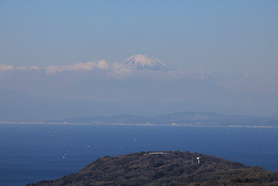 相模湾の向こうに見える富士山の写真