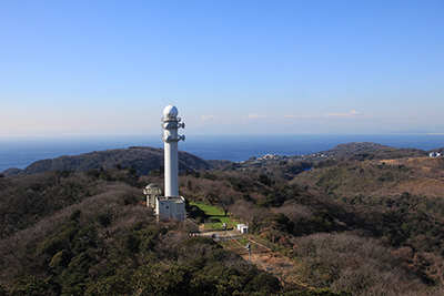 山頂展望台から見た雨量観測所と相模湾の向こうに見える富士山、箱根、伊豆半島の写真