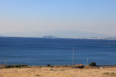 新逗子駅に向かうバスの中から見た江ノ島と丹沢の写真