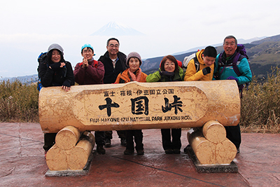 十国峠標識前での集合写真