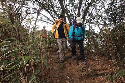 岩戸山からの少し急な登山道を下っているＩさんとＭ君の写真