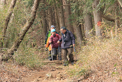 登山道を下ってきているＳさん親子の写真