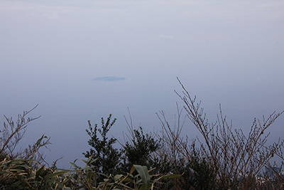 空に浮かんでいるように見える初島の写真