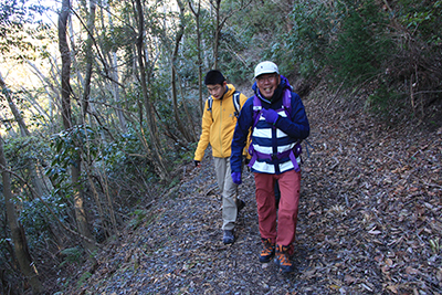 登山口から山道を歩いている写真