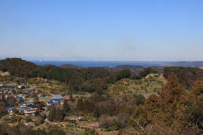 山村風景と東京湾の写真