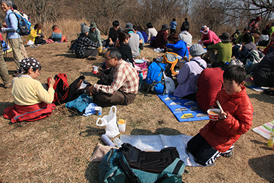 大混雑の山頂で昼食中の写真