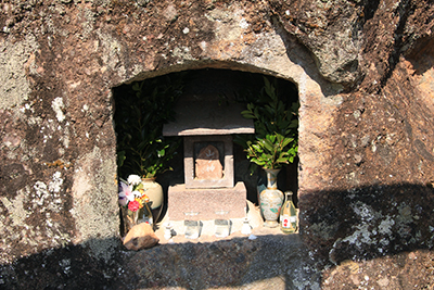 石をくり貫いて奉ってある山の神の写真