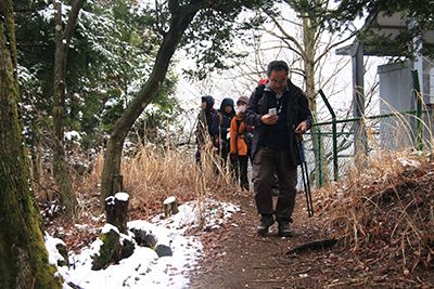 雪の出てきた尾根上を歩いている写真