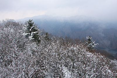 雲に隠れた丹沢大山方面の写真