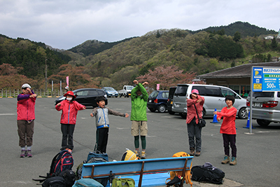 芦ヶ久保駅でラジオ体操をしている写真