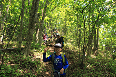 尾根の登山道を元気に歩くＫＳ君の写真