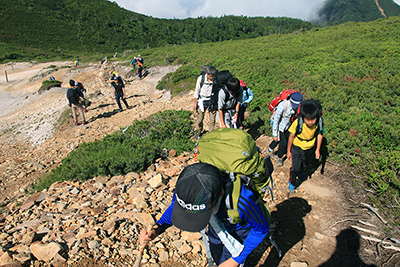 赤岩の頭から山頂を目指して登り始めた写真