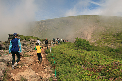 硫黄岳山荘から硫黄岳に戻っている写真