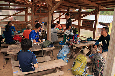 赤岳鉱泉で昼食休憩中の写真