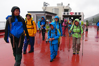 新五合目のレストハウスを後に雨の中を歩きはじめた写真