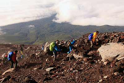 すっかり晴れ渡った登山道を登っている写真
