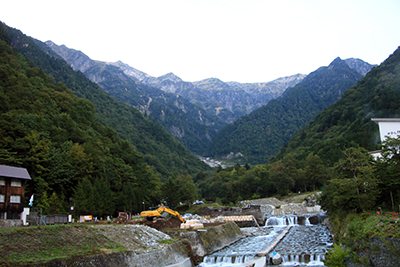 新穂高温泉から見た笠ヶ岳・抜戸岳方面の写真