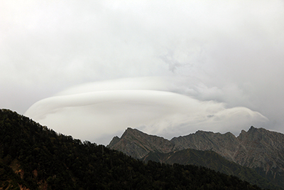 涸沢岳上空に現れた笠雲の写真