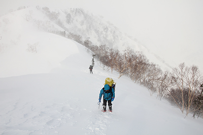 テント場を後に小遠見山を登り返している写真