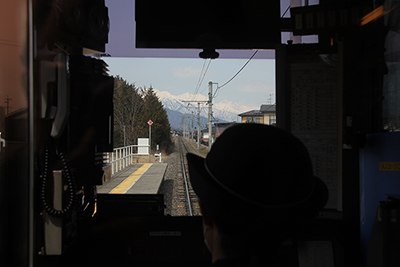 運転席の運転手さんと窓から見えている風景の写真