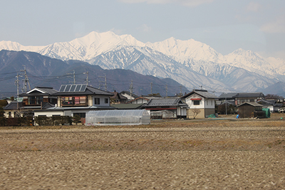 車窓から見た爺ヶ岳、鹿島槍ヶ岳、五竜岳の写真