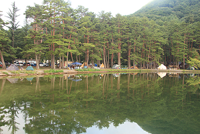 桟橋から見た木崎湖キャンプ場の写真