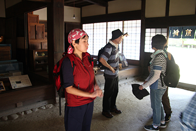 高野煎餅の家の中での写真