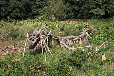 萱で作った竜のモニュメントの写真