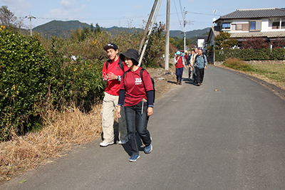 蓬莱島公園に向けて舗装道路を歩いている写真