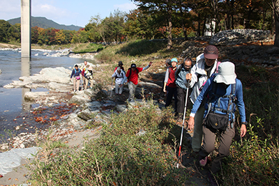 荒川の畔から蓬莱島公園に向けて歩いている写真