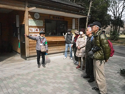 Iさんが撮影したありたく植物園で案内人から説明を受けている写真