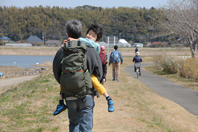S君を抱いて歩くOさんの写真
