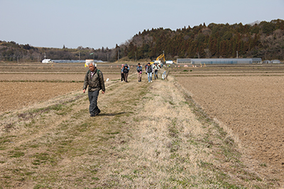 酒々井駅を目指して未舗装の道を歩いている写真