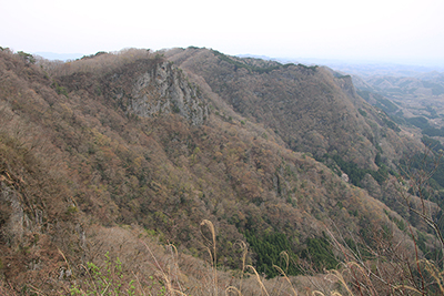 山頂から南に続く尾根と岸壁の写真