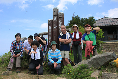 新潟アイユーのＳさんと一緒に撮った米山山頂での集合写真