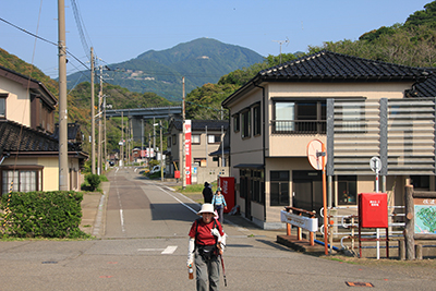 米山を背に米山駅に到着した写真
