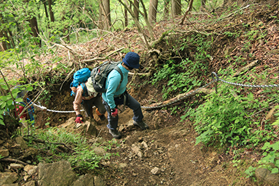 ヤビツ峠から大山に向かう登山道で唯一の鎖場を登っている写真
