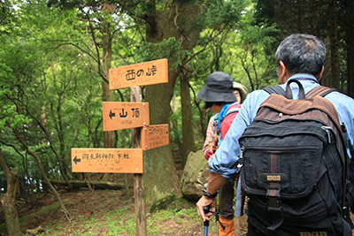 下社への分岐点となる西の峠の道標を見ている写真