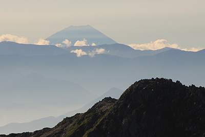 縞模様の富士山の写真