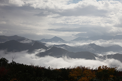 八合目から見た万太郎山、大源太や魔法年の写真