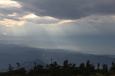 雲間から差し込む光の写真